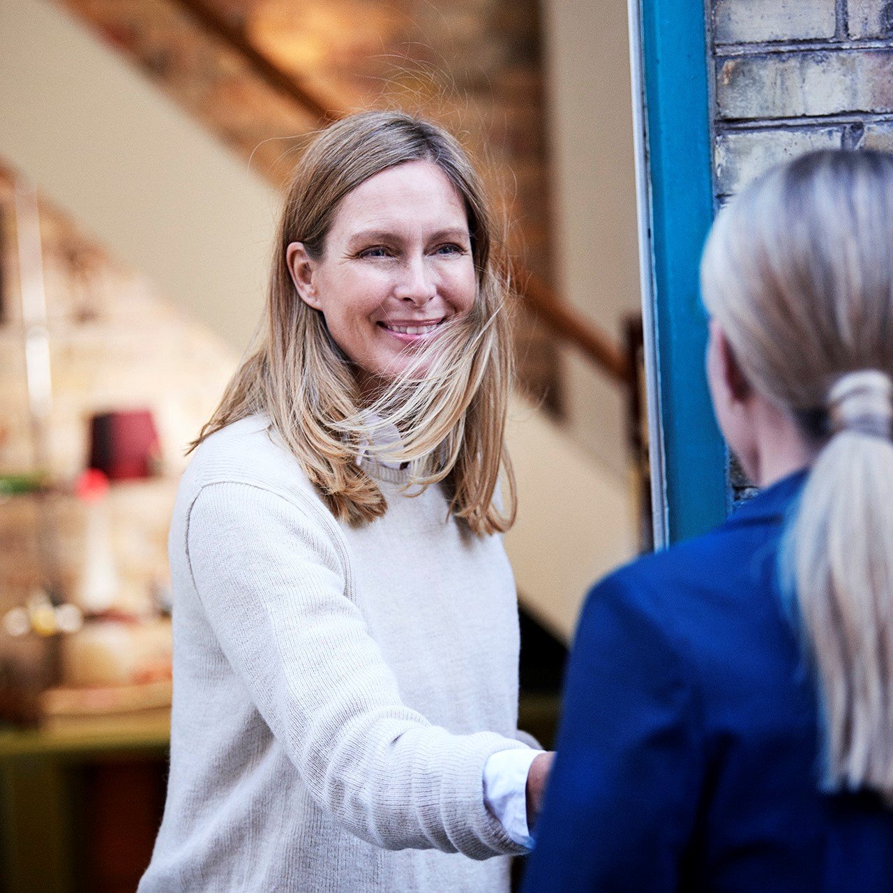 Kvinde med rådgiver i døråbning kvadratisk.jpg